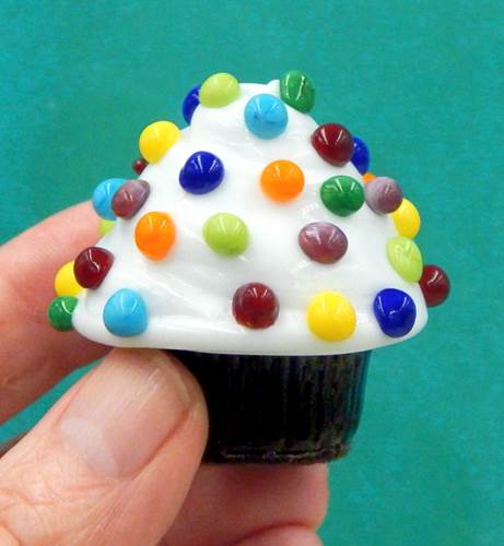 Click to view detail for HG-218 Cupcake, Candy Dots Mini-Cupcake $63